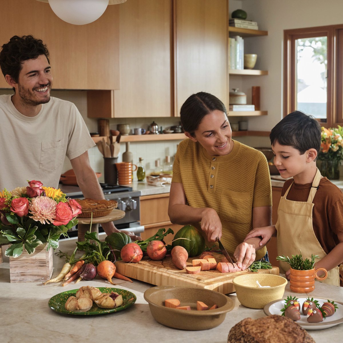 Enjoy an effortless Thanksgiving with tips from designer Kate Brien

💐 Add seasonal flowers for a warm vibe
🕯️ Light candles for a cozy glow
🍽️ Savor moments over a shared meal
🎁 Bring a thoughtful gift to thank your host

Get all of Kate’s hosting tips: bit.ly/48qLxF2