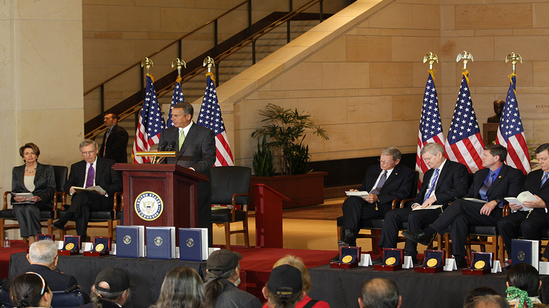 usmint's tweet image. #OTD in 2013, in Emancipation Hall at the U.S. Capitol, 33 tribes were recognized for the dedication and valor of Native American code talkers to the U.S. Armed Services during World Wars I and II. bit.ly/2kUB3L5. #NAHM @SmithsonianNMAI @AmerIndianNYC @DeptVetAffairs