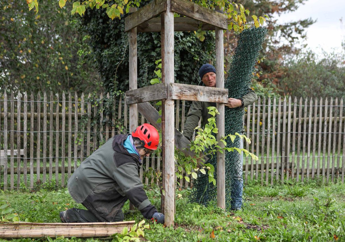 Conférence de presse ce matin pour lancer la nouvelle saison de plantation et présenter la stratégie de végétalisation de la Ville de #Grenoble, autour de la plantation d’un cèdre bleu de l’Atlas pleureur. Une des 13 nouvelles essences d’arbres plantés cet hiver. [1/2]