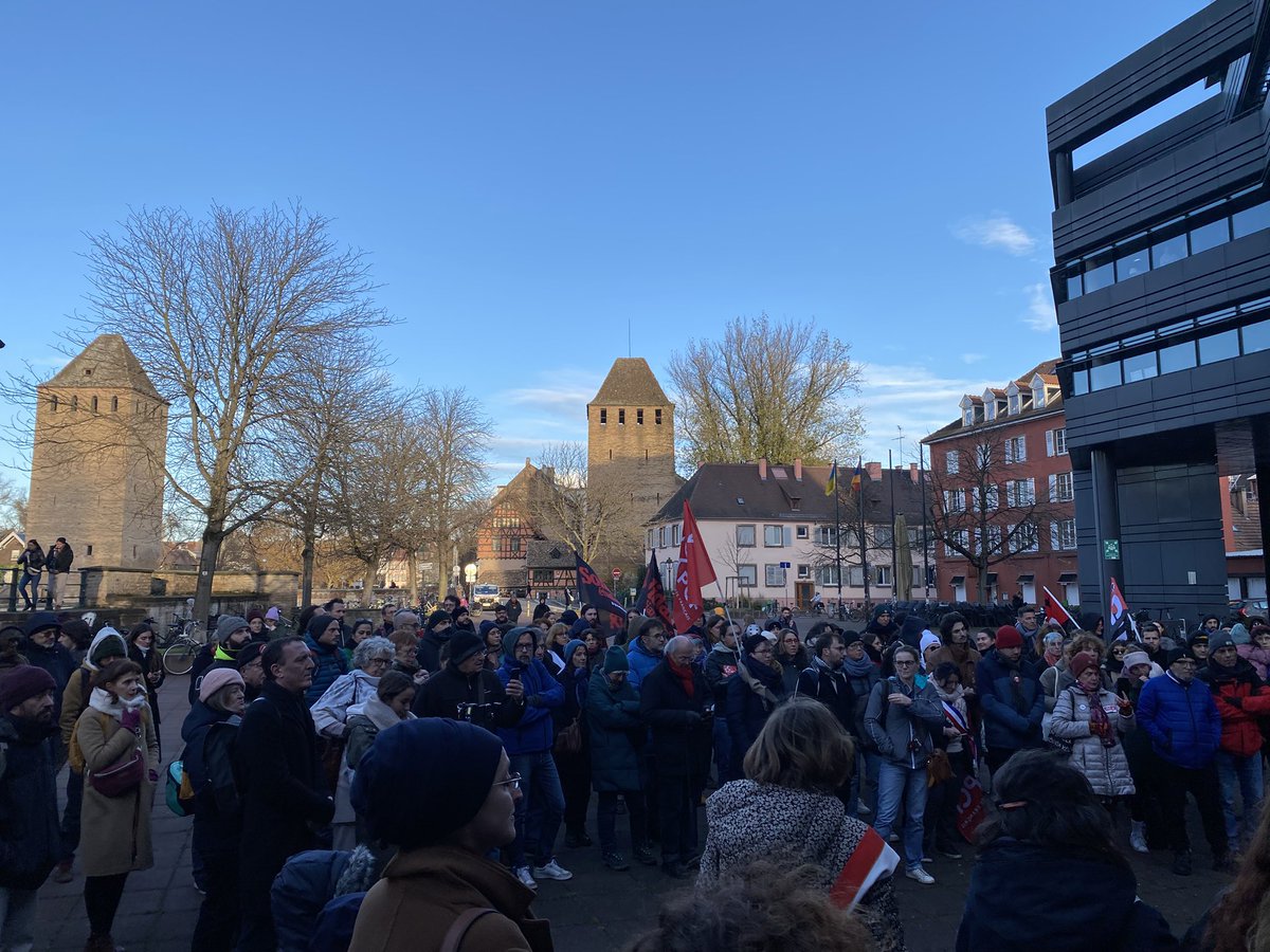 sud_alsace's tweet photo. 🔴 Pour les 35 ans de la convention internationale des droits de l’enfant, 200 personnes se sont réunies devant la CEA pour interpeler à nouveau le Département afin qu’il loge les élèves du collège Lezay Marnesia et leurs familles sans toit. 
La lutte continue ! https://t.co/1m9s607vqV