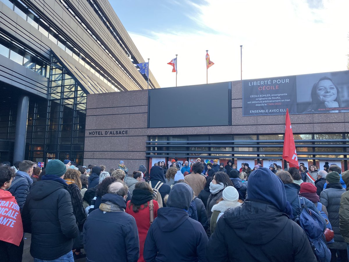sud_alsace's tweet photo. 🔴 Pour les 35 ans de la convention internationale des droits de l’enfant, 200 personnes se sont réunies devant la CEA pour interpeler à nouveau le Département afin qu’il loge les élèves du collège Lezay Marnesia et leurs familles sans toit. 
La lutte continue ! https://t.co/1m9s607vqV
