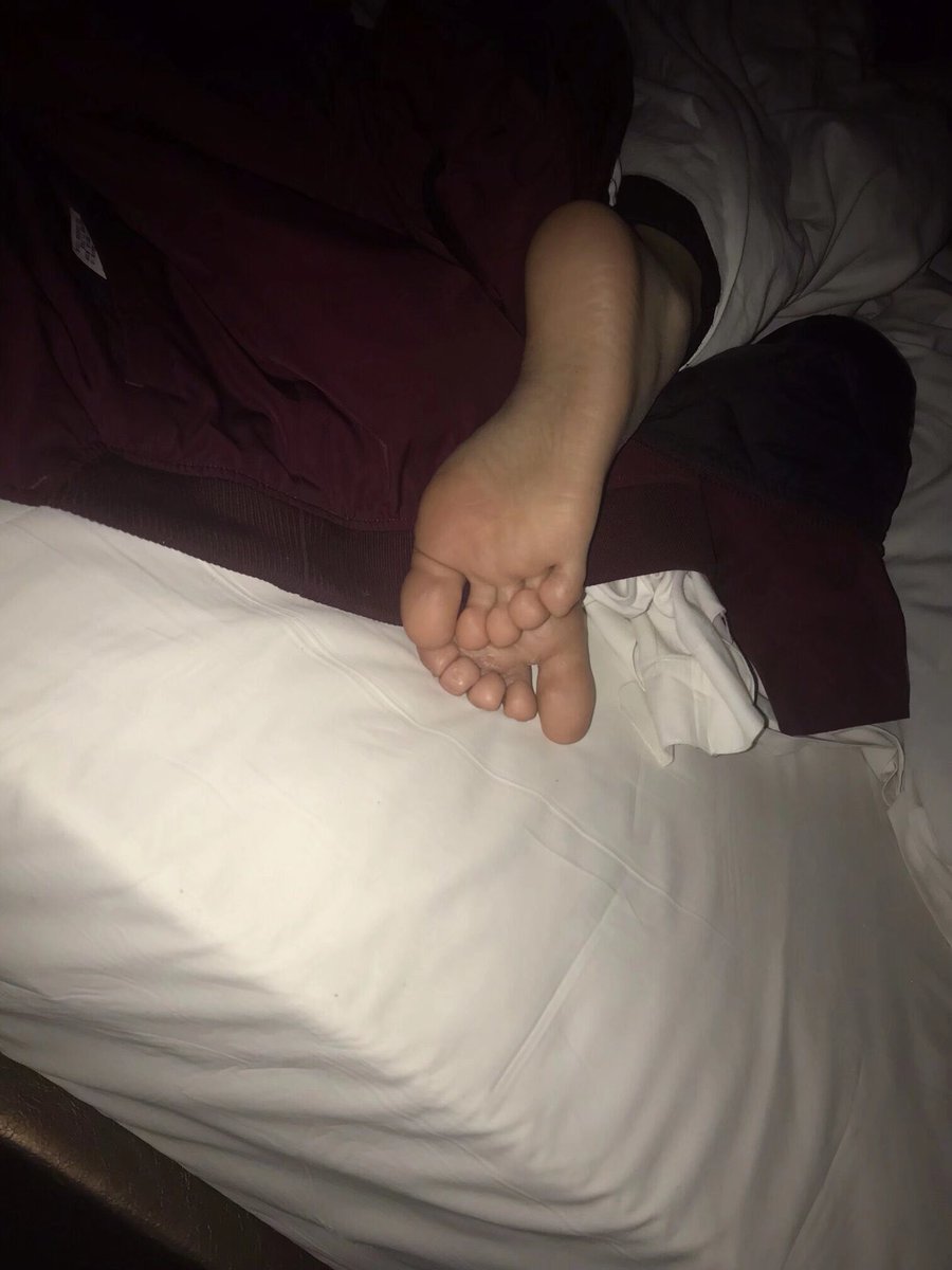 sleepfootlove00's tweet photo. 补一张小学妹回床上的双脚照
呈x型交叉，脚背脚底双重享受
#裸足 #足交 #睡足 #昏睡 #夜袭 #射精 #恋足 #熟睡 https://t.co/4WHyThVviP
