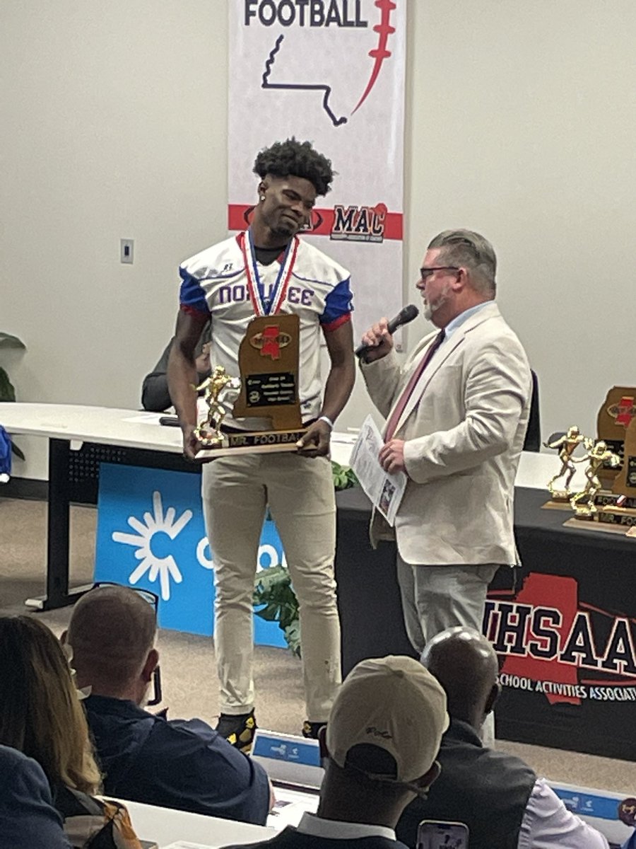 JoeCookSports's tweet photo. Noxubee County QB, 4 ⭐️ prospect and Mississippi State commit @KamarioTaylor receives his Mr 3A Football Award @misshsaa https://t.co/tzR3OsHSeY