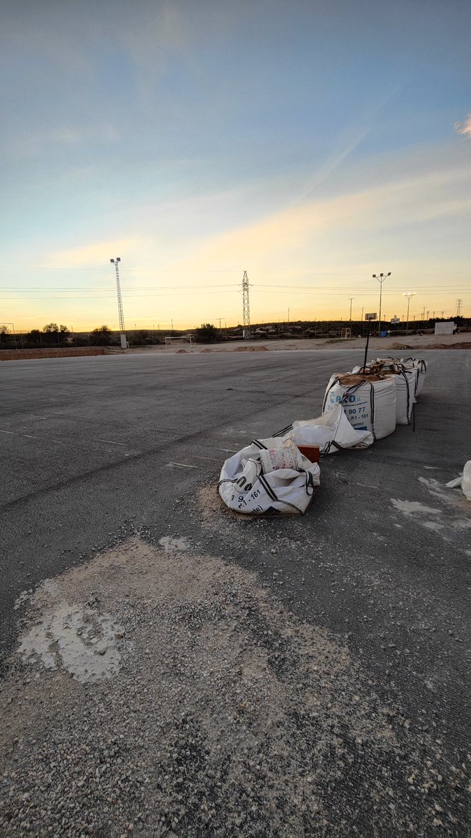👥 Concentració al camp de La Cigüeña del barri de Sant Gabriel. Fa 13 mesos s'aprovà la remodelació del camp ⚽ 

Xiquetes, xiquets, mares i pares exigeixen el començament de l'obra. No més mentides de l'Ajuntament!