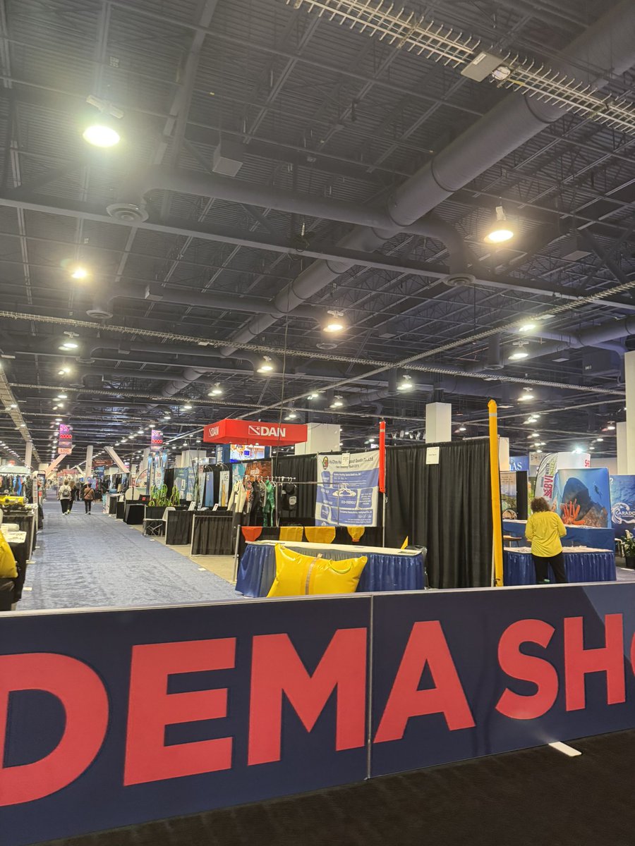 clothasub's tweet photo. Otro día del #DEMAShow en #LasVegas 🤩 #SNSI #DiveUpYourLife https://t.co/JEPKZ3L72H