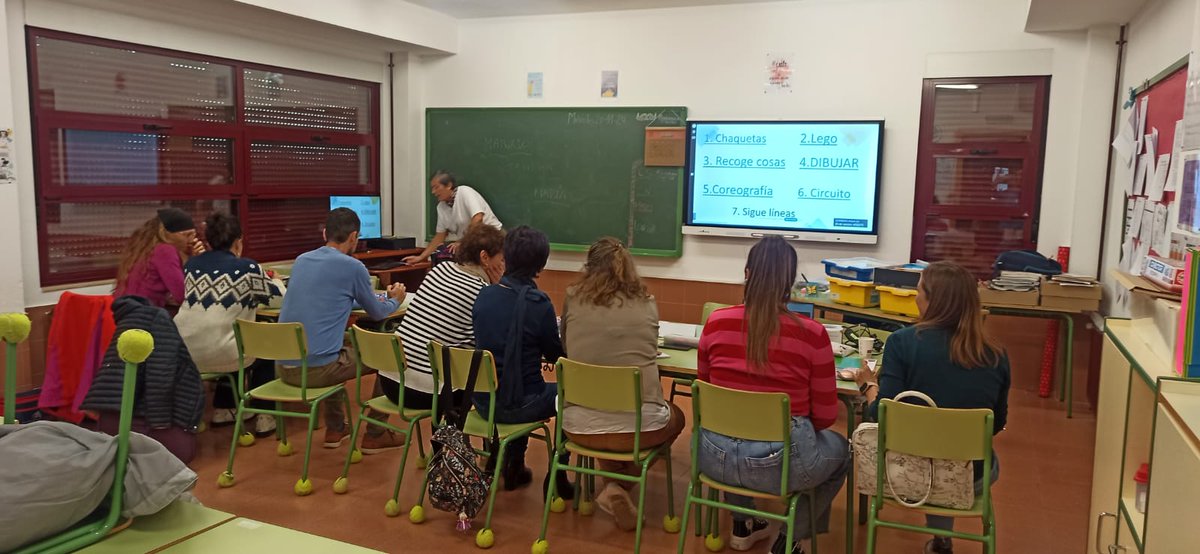 Interesante y entretenida sesión de robótica en el CRA Domingo de Guzmán impartida por <a href="/Mariajomarcos/">Mariajo</a> <a href="/cfiesalamanca/">CFIE SALAMANCA</a> #formacionCyL