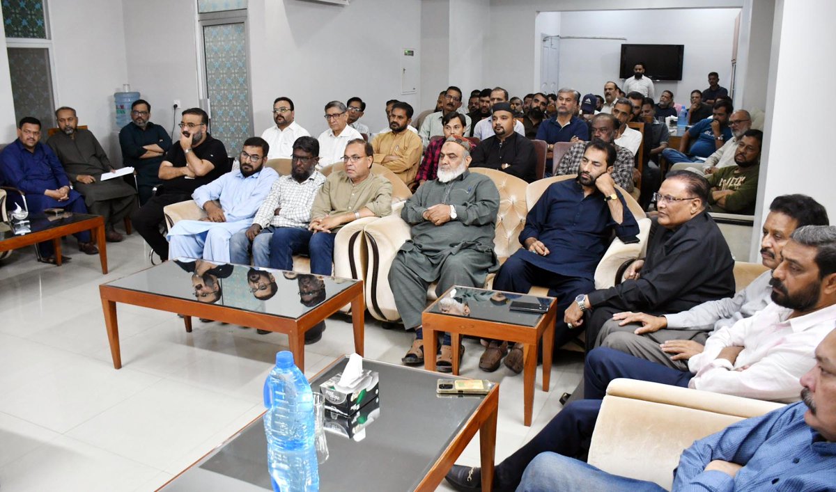 MQMWEST's tweet photo. سینئر رہنما ایم کیو ایم پاکستان، انیس احمد قائم خانی نے ایم کیو ایم پاکستان کی سینٹرل آرگنائزنگ کمیٹی کے ساتھ ایک اہم اجلاس منعقد کیا۔ اس موقعہ پر سی او سی انچارج قرقان اطیب بھی موجود
#MQMPakistan https://t.co/JCjQXUXeaI