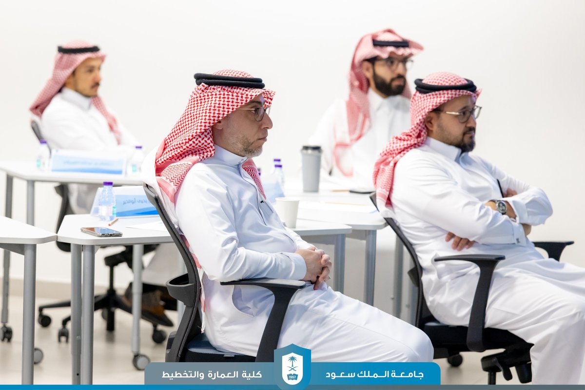 أطلق معهد الملك عبدالله للبحوث والدراسات الاستشارية بالتعاون مع كلية العمارة والتخطيط ورشة عمل مميزة بعنوان تطوير محافظ الخدمات الاستشارية.
استهدفت الورشة وضع استراتيجيات مبتكرة وآليات فعالة لتعزيز تقديم الخدمات الاستشارية، بما يسهم في دعم الكلية مهنياً وأكاديمياً، وترسيخ مكانتها