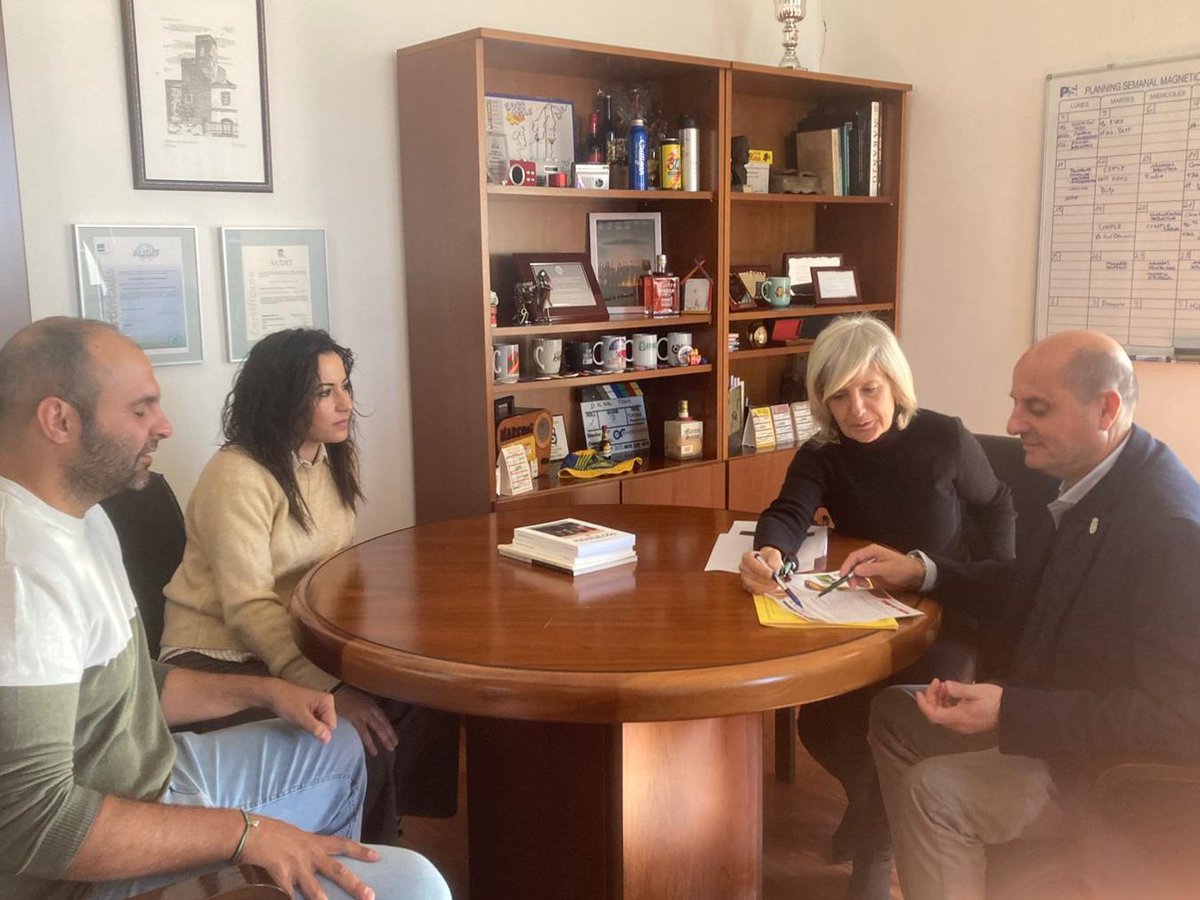 victoriabazaga's tweet photo. Hoy hemos mantenido una reunión muy productiva con el equipo de gobierno de La Codosera, un ejemplo del compromiso de la @Junta_Ex con el desarrollo local. 

El progreso de Extremadura se construye aprovechando las oportunidades únicas que ofrece cada rincón de nuestra región. https://t.co/PIhLWqYUHx