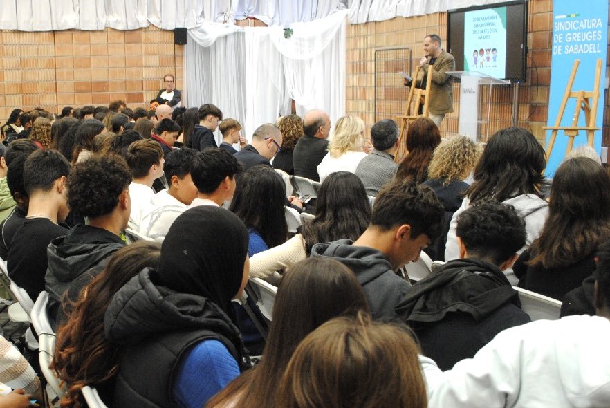 oscargid's tweet photo. Avui és el Dia dels Drets dels Infants i a #Sabadell s'ha commemorat amb un acte preciós amb estudiants de diverses escoles, que han exposat les seves inquietuds i propostes per fer d'aquest món un lloc millor

Una experiència molt maca ser el conductor de l'acte

#comunico https://t.co/Y6M9m73fmy