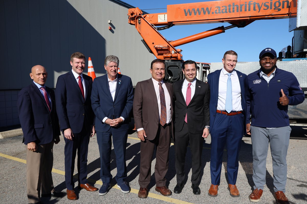 Today, I joined <a href="/EvanShanley1/">Evan Shanley</a>, <a href="/GovDanMcKee/">Governor Dan McKee</a> &amp; <a href="/RITreasury/">Rhode Island General Treasurer James A. Diossa</a> to announce that Treasury will offer a public retirement savings program for RI private sector employees not currently offered a retirement savings option by their employer.

Info:
rilegislature.gov/pressrelease/_…
1/2