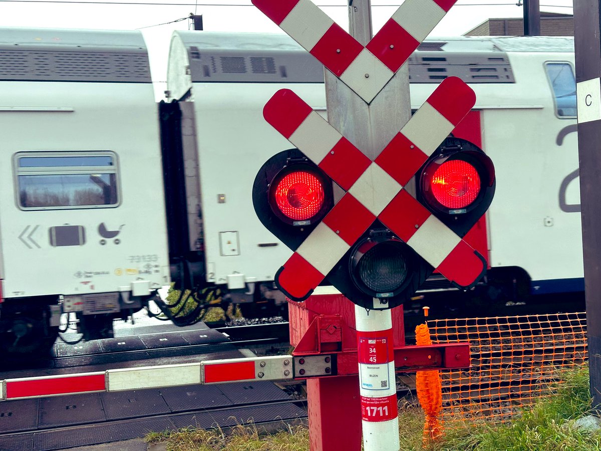 🎥 op persbezoek in Bilzen waar <a href="/Infrabel_NL/">Infrabel_NL</a> in weer en wind 🌧️ 💨 werkt aan vervanging van de overwegen 🛤️

Aan de Boomstraat boren we palen in de grond en voeren we funderingswerken uit voor de toekomstige brug 🛠️

#Infrabel #TucRail #Bilzen #veiligheid #mobiliteit #Limburg