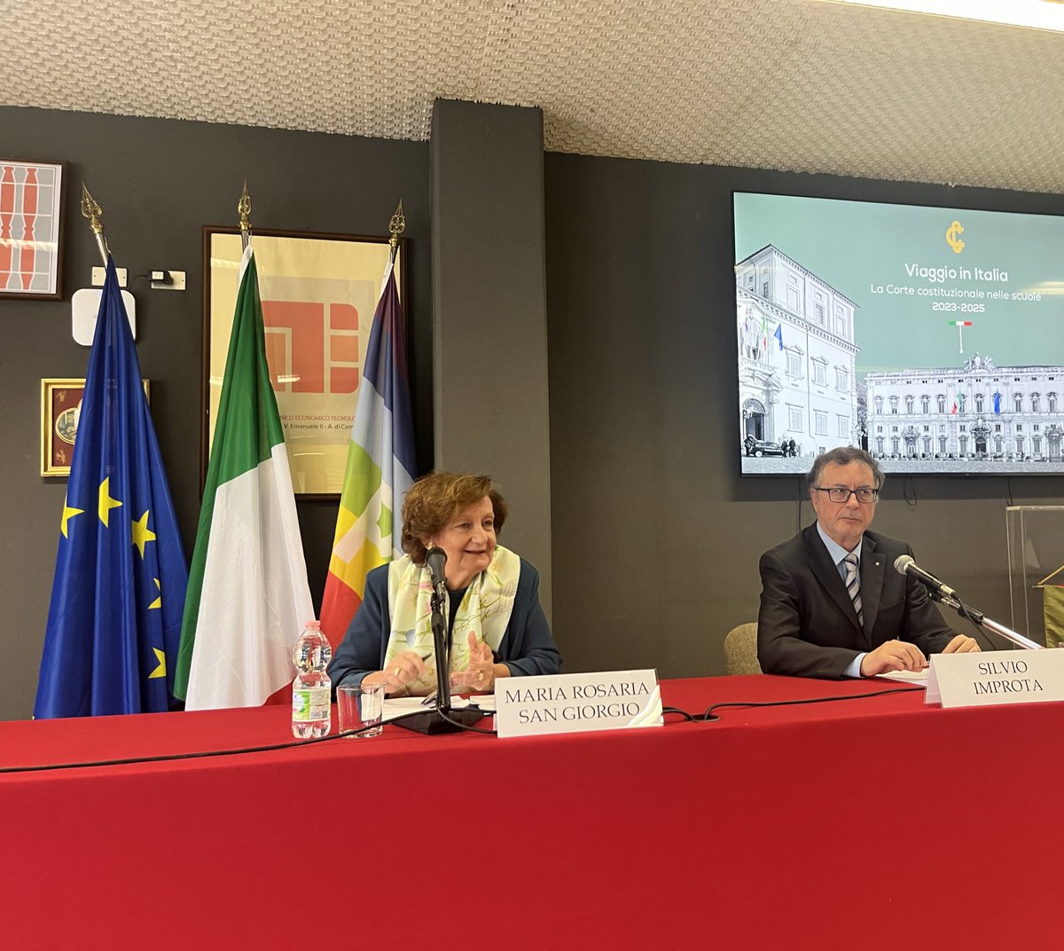 Il #Viaggio della #Cortecostituzionale nelle scuole è arrivato a Perugia.
La giudice San Giorgio ha dialogato con gli studenti dell’ITET Aldo Capitini sul tema del #diritto alla #istruzione come strumento di sviluppo della persona e di partecipazione alla vita del Paese.