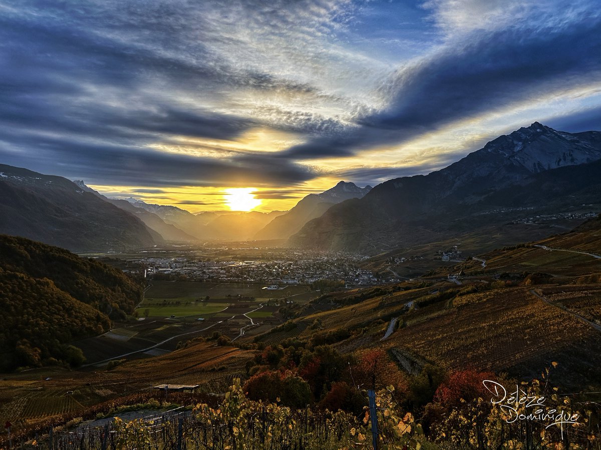 Paysage féerique offert par le soleil couchant et les nuages 🧡💖🏔️☁️🇨🇭

#suisse #switzerland