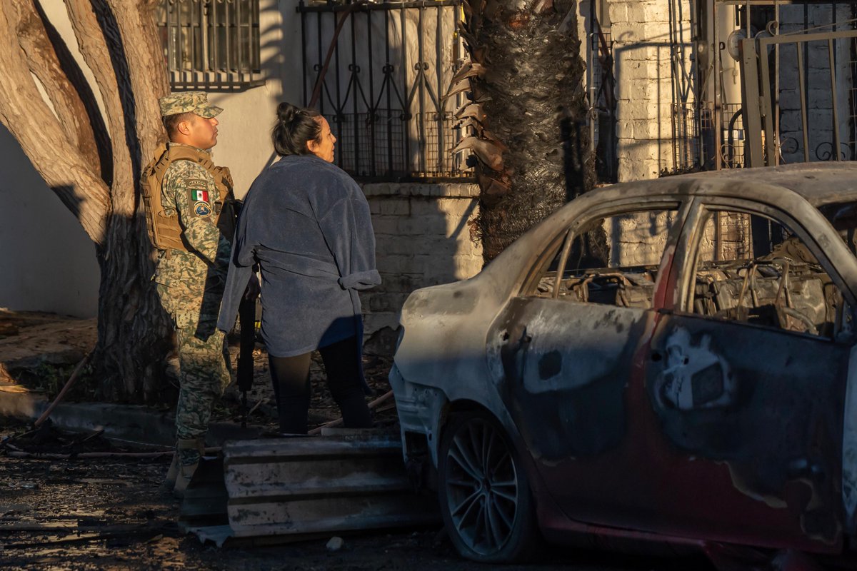sintesis_tv's tweet photo. Una pareja adulta y un perro sin vida, así como una menor herida, fue el saldo que dejó un fuerte incendio registrado en la colonia El Soler.
📷 Omar Martínez
La información completa → https://t.co/j7HWCEv5x8
#Incendio #Tijuana #Bomberos #ElSoler https://t.co/cCyuldcinm