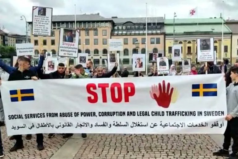 RoaaWarStudies's tweet photo. #السويد 🇸🇪‼️

انتحار طفلة عربية بعد سحبها من قبل السوسيال قسراً وإعطائها لعائلة سويدية وبعد أيام تعرضت للإغتـصاب من قبل أحد أفراد العائلة السويدية!

"نور" طفلة عربية عمرها 17 عاماً قام السوسيال بسحبها من عائلتها ( خطف من المدرسة ) وتسليمها لعائلة سويدية لتكمل تربيتها بحجة عدم أهلية والديها العرب لتربيتها، فتعرضت نور للإغتصاب من إبن العائلة السويدية وعمره 18 عاماً ، وبعدها طالبت بإعادتها لعائلتها وتم رفض طلبها، بعد عدة محاولات انتحرت نور اليوم.