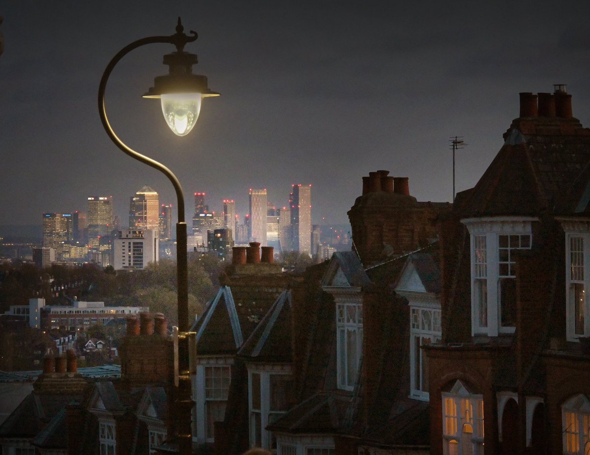 JeffOvers's tweet photo. City lights at 4.45pm in the #London suburb of Muswell Hill this evening https://t.co/iE0Mzrmt7P