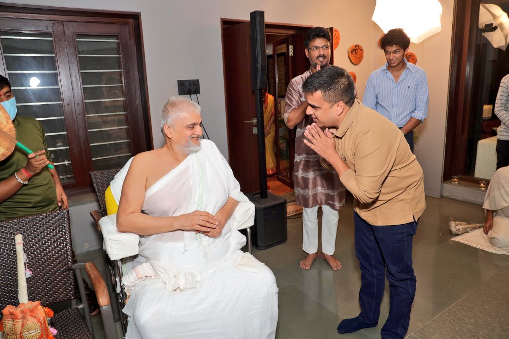 sanghaviharsh's tweet photo. Took blessings of Jainacharya Yugbhushansuri Maharaja ji, the 79th successor of Tirthankar Mahavir.
His wisdom seamlessly bridges ancient scriptures with modern challenges, offering valuable insights for a better world. https://t.co/oXEjnvmDU5