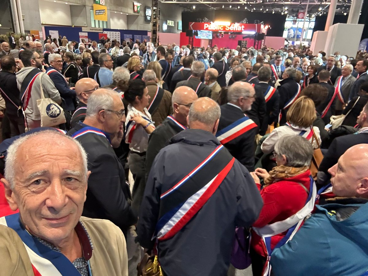 Cap21D's tweet photo. 5000 Maires manifestent contre les coupes sombres dans leurs budgets.
Merci aux élus Cap21 💚
#AMF #congresdesmaires https://t.co/u6lHlHgb5c