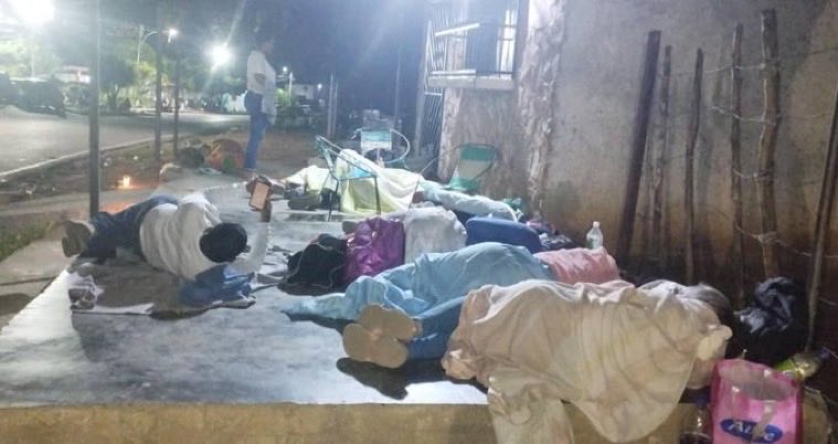 lilianaf523's tweet photo. VENEZUELA. Esto parte el alma!.. Así pasan las noches las decenas de madres que vienen de todas partes del país a la cárcel de TOCORON esperando la excarcelación de sus hijos. https://t.co/EeN3stRx7Q
