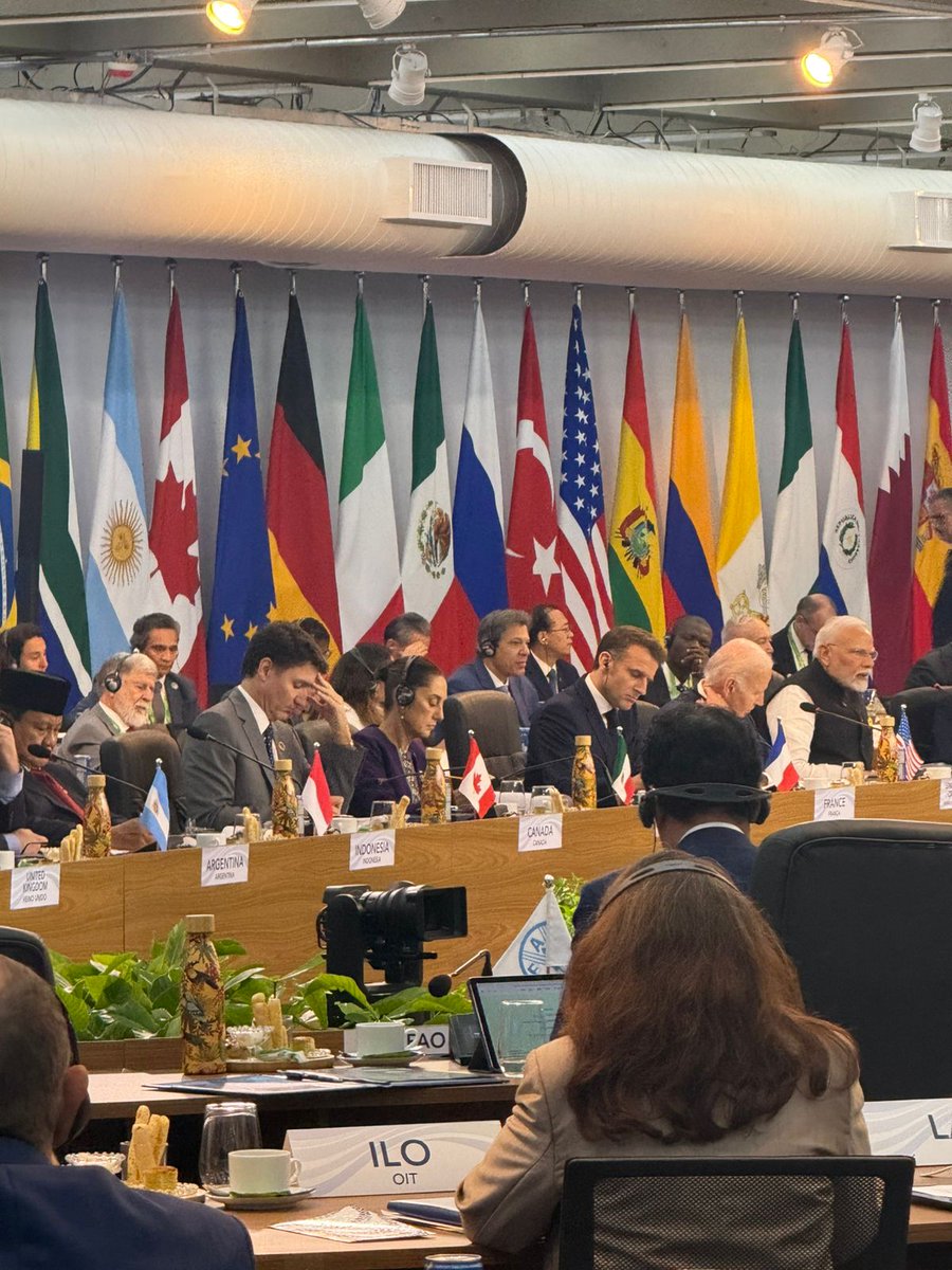patiecamargo's tweet photo. saldo do G20: garganta inflamada, perdi meu gloss e conheci o Paul 🥰 https://t.co/pnez617nAF