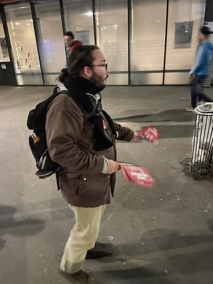 JG_Lyon's tweet photo. En tractage ce soir contre le plan d’austérité voulu par le gouvernement Macron-Le Pen https://t.co/nAUOtKhh9Y