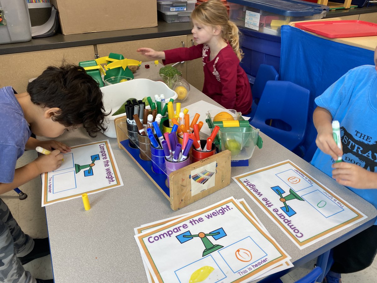 In the discovery center this week, students are using balance scales to compare the weights of real produce. Then, they document their findings and bring it home to show their family!