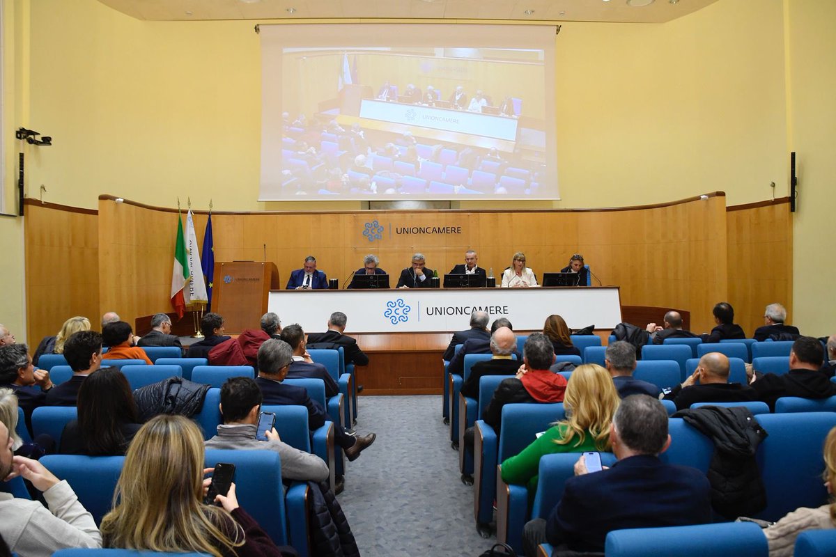 La Segretaria Generale Aggiunta della Cisl #DanielaFumarola è intervenuta oggi a Roma presso Sala Longhi di Unioncamere alla presentazione del libro: “OTRE NUOVO PER VINO NUOVO" Rinnovare le istituzioni del lavoro al tempo della Al, di Emmanuele Massagli e Maurizio Sacconi.