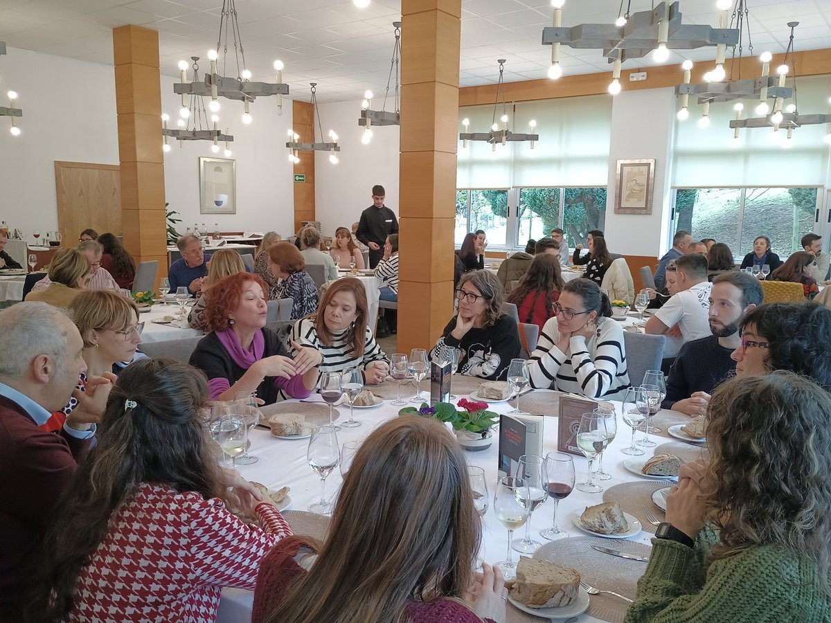 CaldodeGroria's tweet photo. Club de lectura do profesorado con #CharoLopes arredor da sús obra poética no @CIFPCOMPOSTELA
#poéticasdiversas #clubsdelectura #bescolaresgal #álbum #decomoaconteceofimdomundo #25N https://t.co/J8lR5StjBt