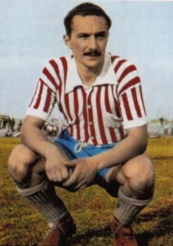 Oscar Riccardi, uno de los máximos goleadores de la categoría posando con la camiseta de Los Andes en 1951