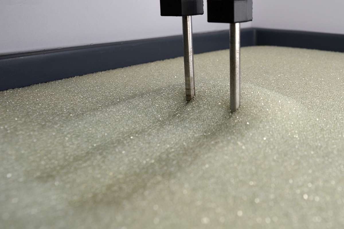 Deux objets côte à côte immergés dans un milieu granulaire coopèrent pour avancer plus efficacement : la force de traînée qui s'exerce sur chaque objet est plus faible que s'ils étaient seul ! L'effet est d'autant plus marqué qu'ils voyagent en profondeur.

🤔 Surprenant, non ?