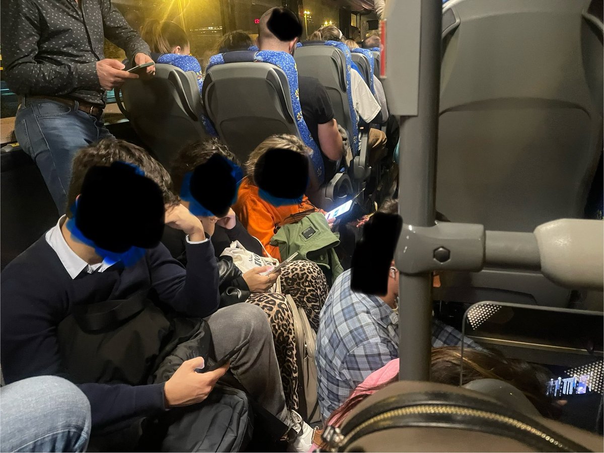 nuria_masgrau's tweet photo. Tornant en bus de BCN un debat interessant entre les 9 persones que han d’anar 1,5h dretes…sobre Llicències i lleis , però i el sentit comú? Diuen que està permès, però uns portem el cinuró i altres van com poden.…#sXXI #Manresa #transportinterurbà #qualitatservei #comarques 🤷‍♀️ https://t.co/BzvA63Z7LQ
