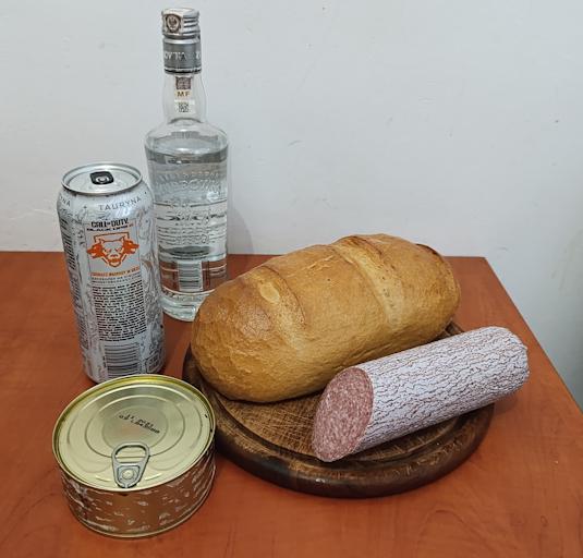 Stalkerın ilk bir buçuk saatinde dil-altyazı her şeyi Rusça yaptım. Chernobyl'de kaçak işçi olarak çalışmaya gelmiş Trabzonlu biri olarak oynuyorum. Kimseyi-hiçbir şeyi anlamıyorum ve sadece sıkıyorum. İnanılmaz keyifli oldu oyun