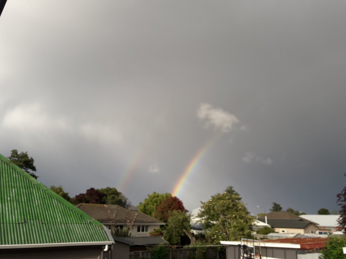 Coronal_Shadow's tweet image. Batten down the hatches!
Sunrise rainbow = stormy weather on its way 😬🌈🌧️