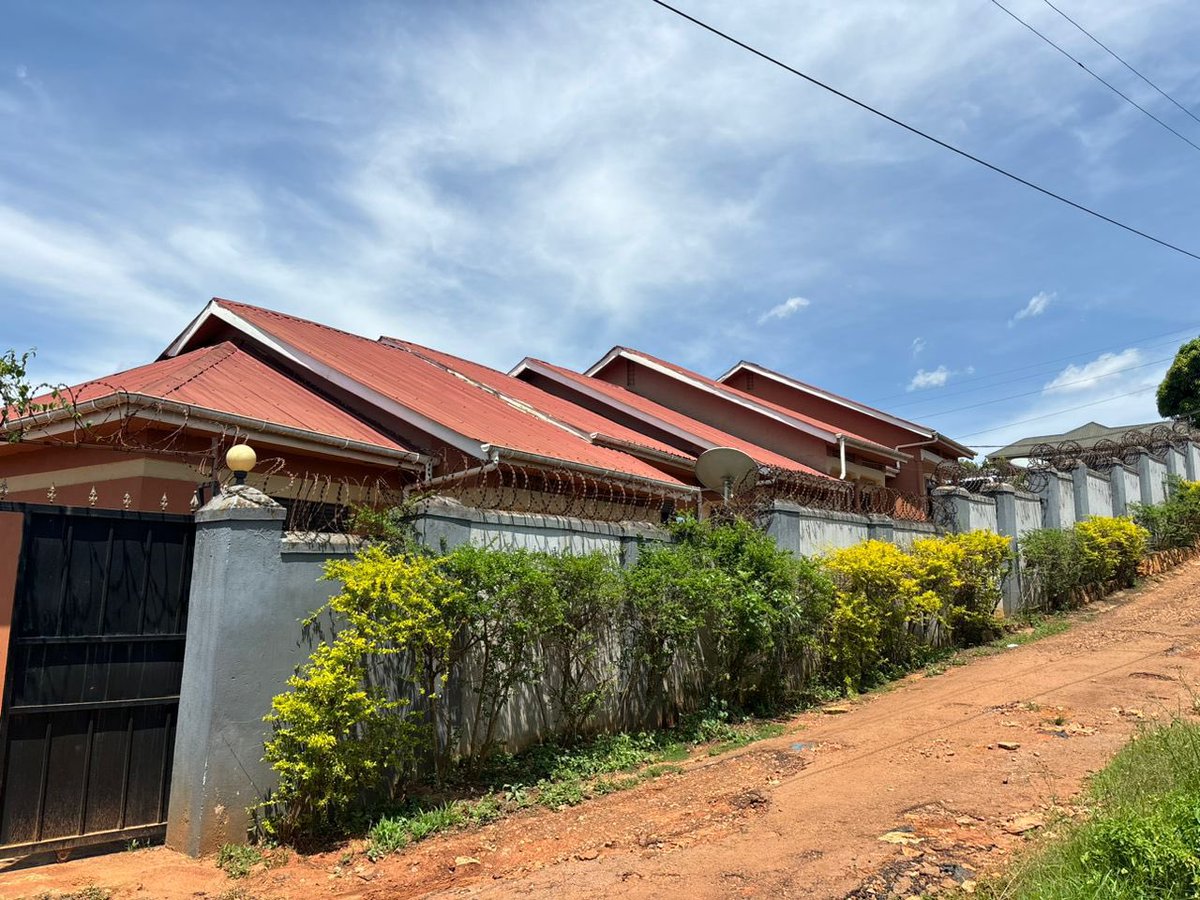 BuyAndSellUG's tweet photo. Rental project for sale:

Najjera - Buwate Road
Units: 4 each has 2 bedrooms
Plot size: 20 decimals 
Purchase Price: 275m ugx, negotiable.
Call: +256 708 732104 https://t.co/fqcgGBwHFX