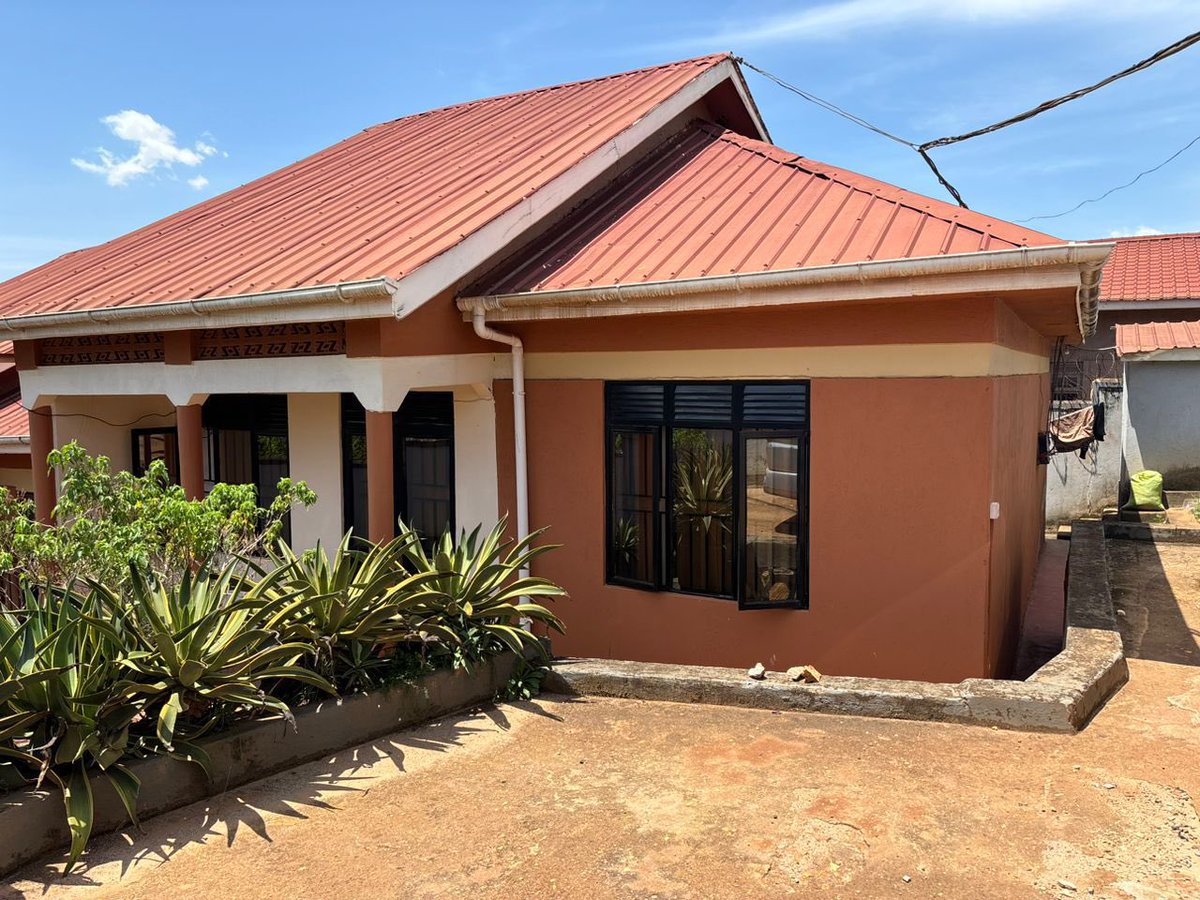 BuyAndSellUG's tweet photo. Rental project for sale:

Najjera - Buwate Road
Units: 4 each has 2 bedrooms
Plot size: 20 decimals 
Purchase Price: 275m ugx, negotiable.
Call: +256 708 732104 https://t.co/fqcgGBwHFX