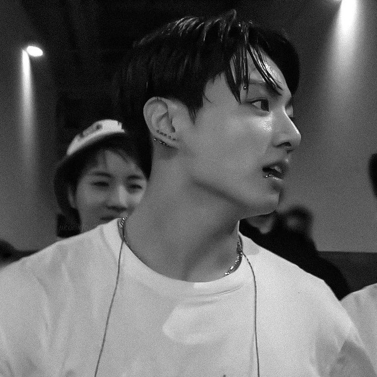 thvjkmon's tweet photo. college bf jungkook https://t.co/f8aFIAgfB4