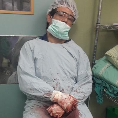 كانوا يضربونهم بالكوابل الحديديّة حتّى تتكسّر أضلاعهم، كانوا يهتفون ساخِرين مُتشفِّين في وجه الدّكتور محمّد والدّكتور عدنان وهما من أمهر أطبّائِنا وأوفاهم: "ألم تكونوا أخصّائيّين في جراحة العِظام؟ أَرُونا كيفَ يُمكن أنْ تُعالِجوا عِظامكم المكسورة أيّها الأبطال!!". كلّ مَنْ شُبِحَ