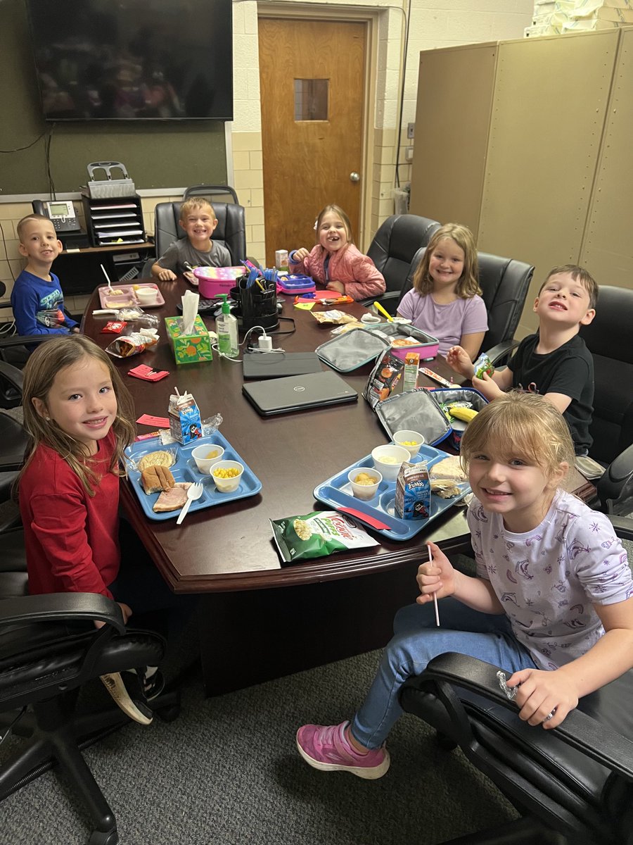 Broadway23Tipp's tweet photo. Students enjoyed lunch with Mrs Smith. https://t.co/lu41yxi8BR