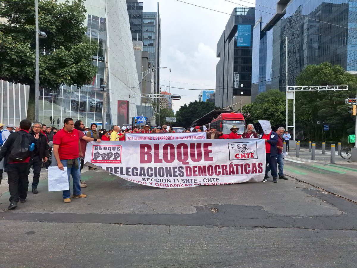 DeRaizMedia's tweet photo. #AlMomento 🔴| Académicos, académicas y trabajadores del Bloque de Delegaciones Democráticas (@bloque_ipn) del @IPN_MX realizan una marcha politécnica contra la represión y la corrupción. Avanzan por avenida Insurgentes Sur con rumbo a las oficinas de la @SFP_mx, donde buscan una audiencia con su titular, Raquel Buenrostro.  

Exigen el cese a la represión y el acoso en el Instituto Politécnico Nacional por parte de @ArturoReyesS hacia el personal y la comunidad académica que defiende los derechos laborales.