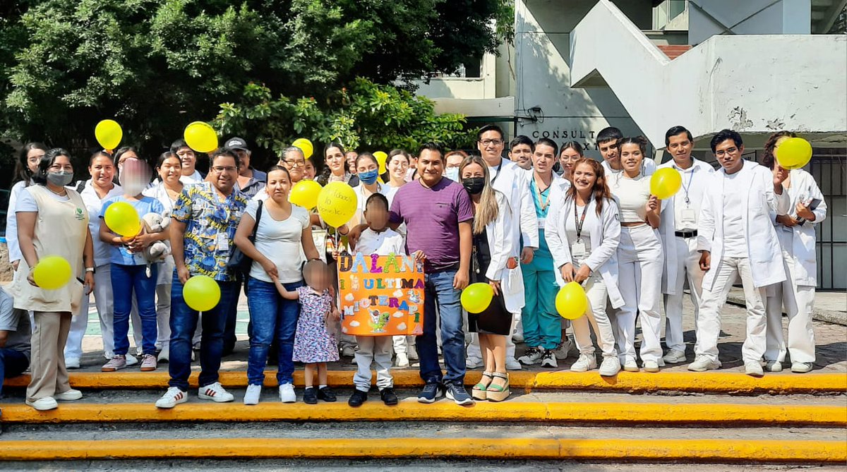 IMSS_Mor's tweet photo. Tras un trabajo multidisciplinario de especialistas en el #ONCOCREAN del HGR No. 1 #Cuernavaca, Dalan “N”, de 10 años, tocó la #CampanaDeLaVictoria luego de vencer el #cáncer; también plasmó su mano en el Árbol de la Vida. https://t.co/QVqQd8hUiu