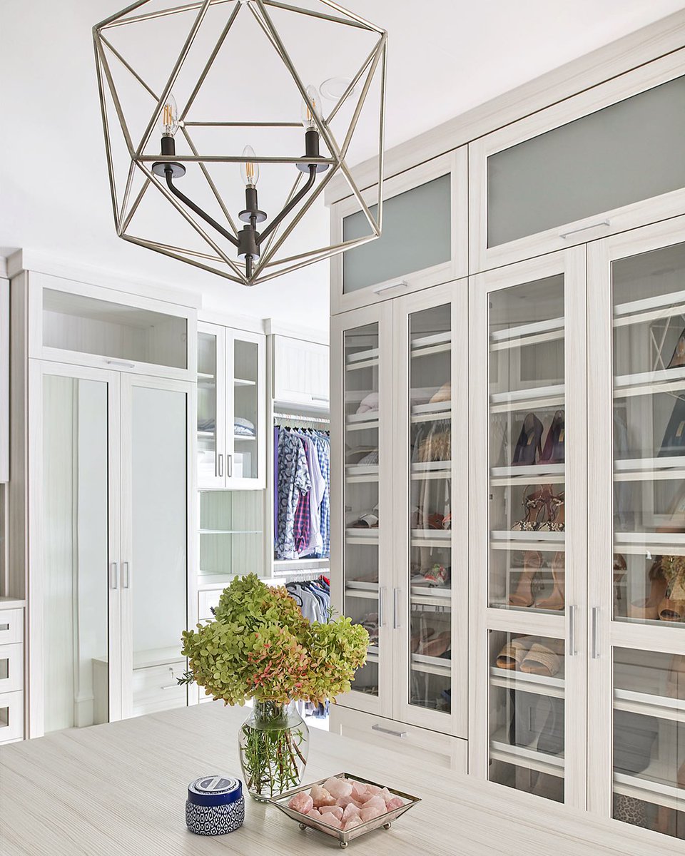 The right statement lighting makes a well-organized closet retreat even more perfect. 😍

Add the Astrid Mini Chandelier by Hinkley to your cart now: cur.lt/kjwonebmh

Design by Larina Kase
Photography by Rebecca McAlpin Photography