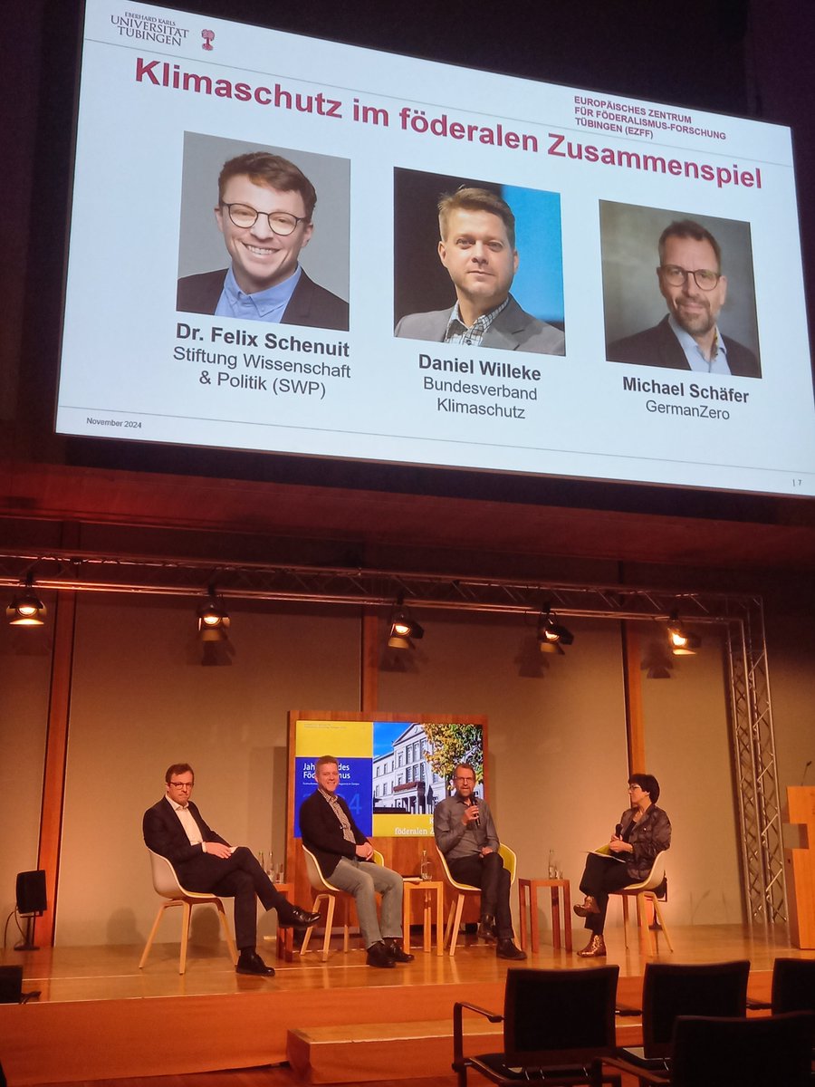 Präsentation des "Jahrbuchs des Föderalismus 2024" heute in der <a href="/LVBWBerlin/">Vertretung des Landes Baden-Württemberg beim Bund</a>. Prof. Dr. Gabriele Abels (<a href="/uni_tue/">Universität Tübingen</a>) diskutiert über #Klimaschutz im föderalen Zusammenspiel mit <a href="/FelixSchenuit/">Felix Schenuit</a>  (<a href="/SWPBerlin/">SWP Berlin</a>), Daniel Willeke (Bundesverband Klimaschutz) u. Michael Schäfer (@_GermanZero).