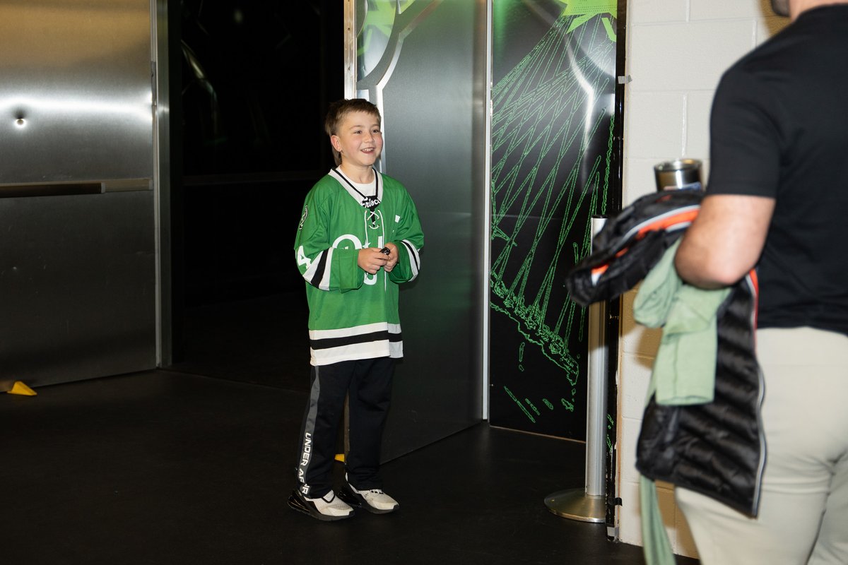 DallasStars's tweet photo. This morning, we welcomed our friend, Wiley, to morning skate, and the guys had a few surprises for him- arriving in the shirt he designed AND a new jersey with his name and number! π
@DS_Foundation | #StarsFightCancer | #HockeyFightsCancer https://t.co/75ufIxnoXw