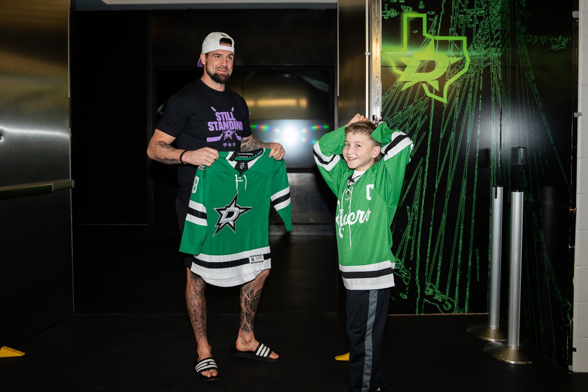 DallasStars's tweet photo. This morning, we welcomed our friend, Wiley, to morning skate, and the guys had a few surprises for him- arriving in the shirt he designed AND a new jersey with his name and number! π
@DS_Foundation | #StarsFightCancer | #HockeyFightsCancer https://t.co/75ufIxnoXw