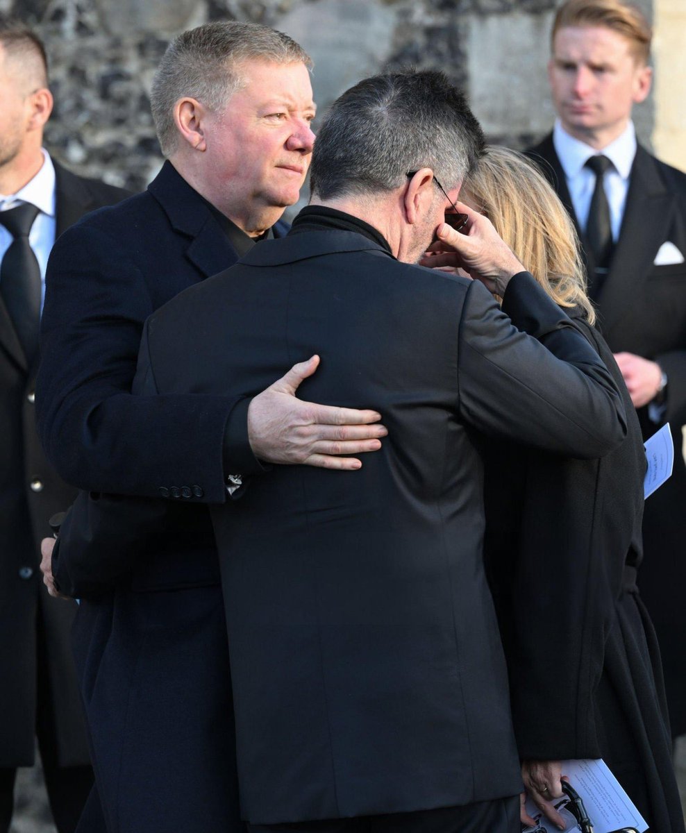 rahulshukla1388's tweet image. Simon Cowell consoles the parents of Liam Payne, Karen and Geoff Payne, after his funeral
