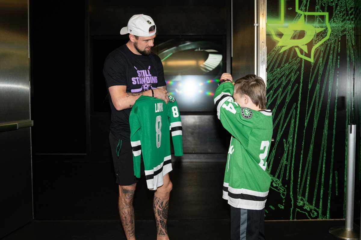 DallasStars's tweet photo. This morning, we welcomed our friend, Wiley, to morning skate, and the guys had a few surprises for him- arriving in the shirt he designed AND a new jersey with his name and number! π
@DS_Foundation | #StarsFightCancer | #HockeyFightsCancer https://t.co/75ufIxnoXw