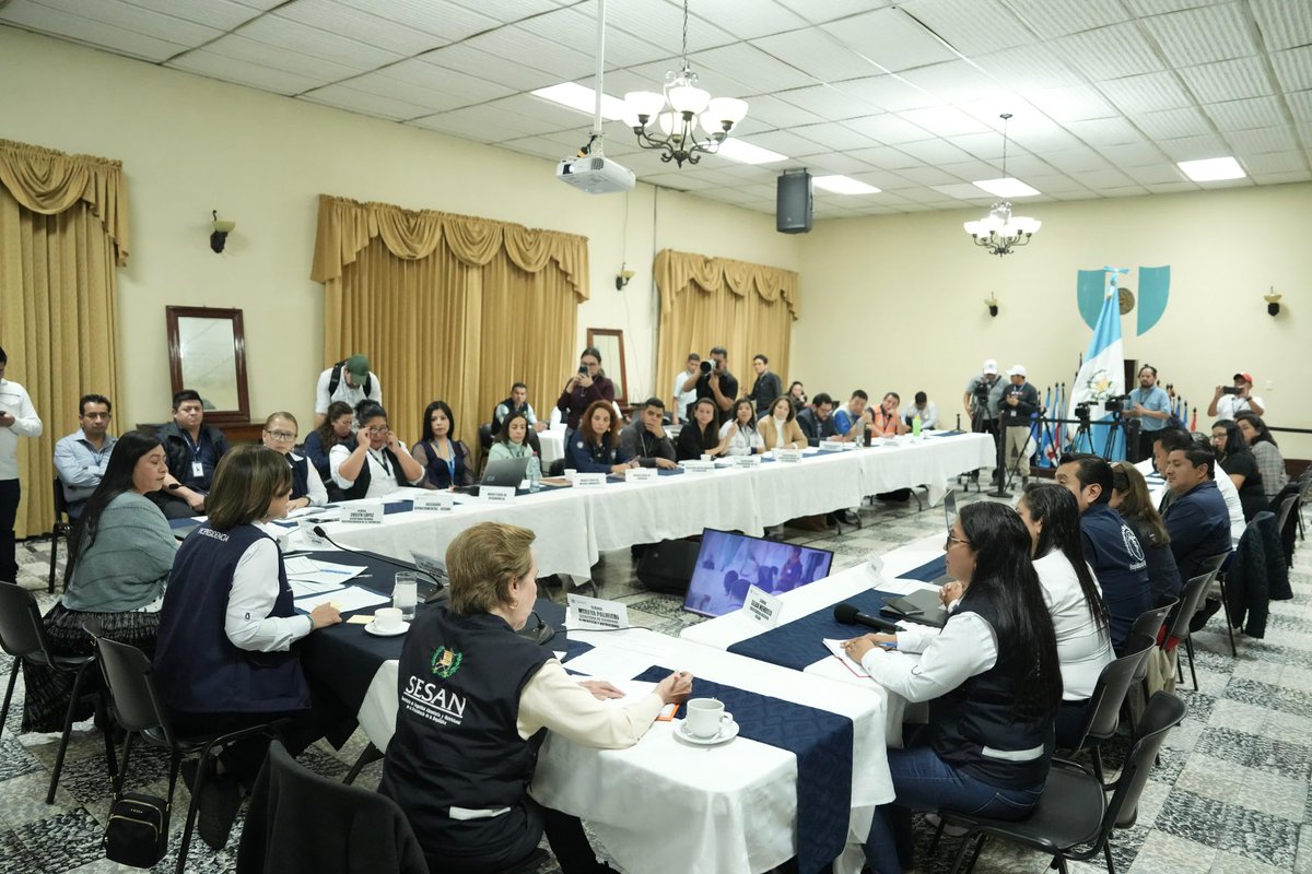 ViceGuatemala's tweet photo. Desde la Vicepresidencia, junto a #CODESAN en Alta Verapaz, estamos priorizando acciones que fortalezcan la seguridad alimentaria y nutricional 🌿🤝. Por comunidades más saludables y un presente digno para todas y todos #GuatemalaSaleAdelante #CONASAN https://t.co/sBn2hkYQh9