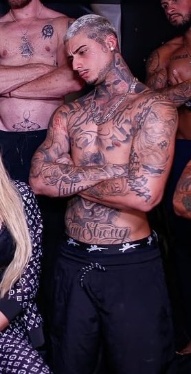 acervolovato's tweet photo. mds um lovatic ali no meio com um gigante stay strong tatuado https://t.co/NkAgxnWmiJ