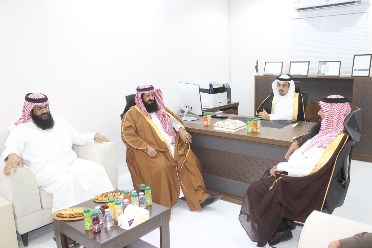 تم تدشين وافتتاح جمعية الخدمات الانسانية بالفرع بحضور سعادة محافظ محافظة الامواه ورئيس مركز الفرع رئيس اللجنة الفرعية لمجلس الجمعيات بمحافظة الامواه.
وعدد من مديري الإدارات الحكومية

نسعى من خلال هذه الجمعية إلى تحقيق أثر إيجابي ومستدام في مجتمعنا،
 سائلين الله التوفيق والسداد.